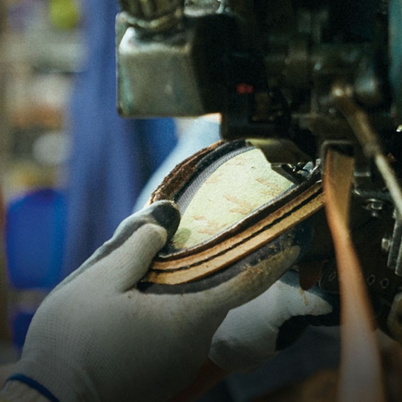 Allen Edmonds. The Finest Hand Made American Shoes - Picture 3 of 8